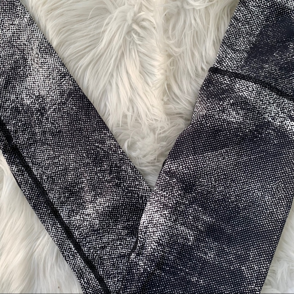 Lululemon Black White Patterned Leggings Size 4 - Picture 5 of 8